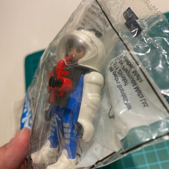 VINTAGE 1998 PLAYMOBIL ASTRONAUT KEYCHAIN - Picture 8 of 8